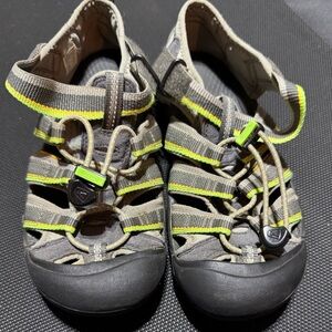 Keen Kids 5 (fits like women’s 6.5/7)  GREAT SHAPE- barely worn!